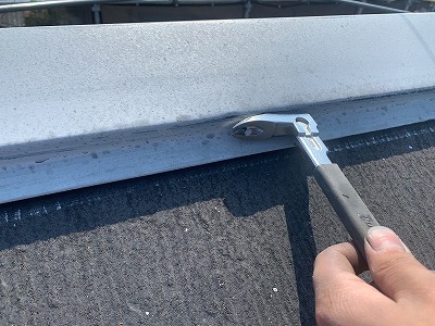 屋根塗装　棟押さえ板金　釘抜き