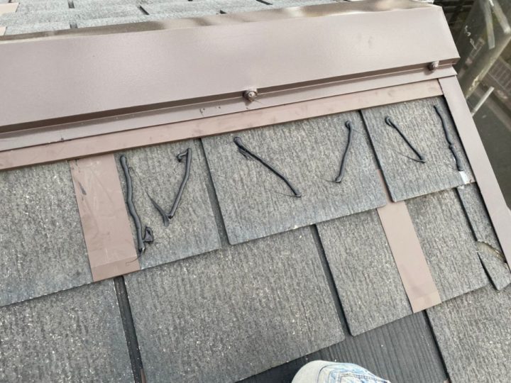 屋根工事　接着剤塗布