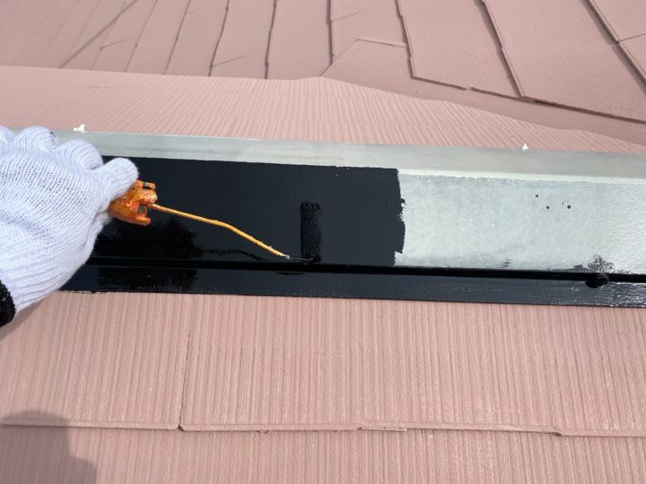 屋根塗装　棟押さえ板金　1回目
