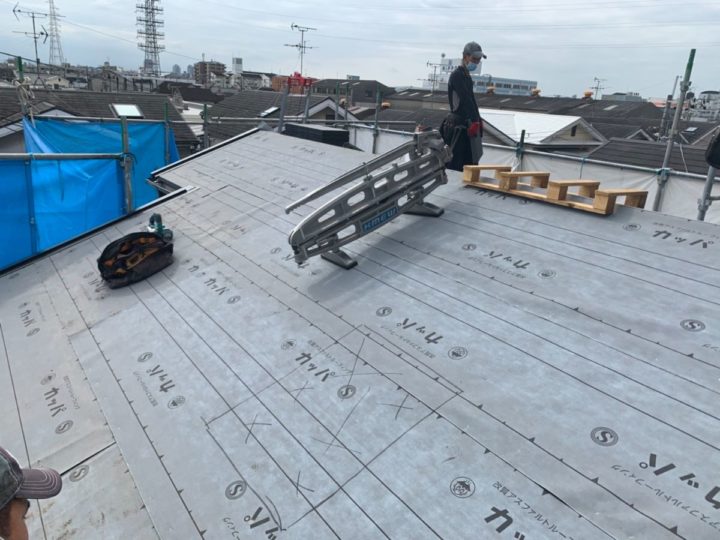 屋根カバー工事　防水シート貼り