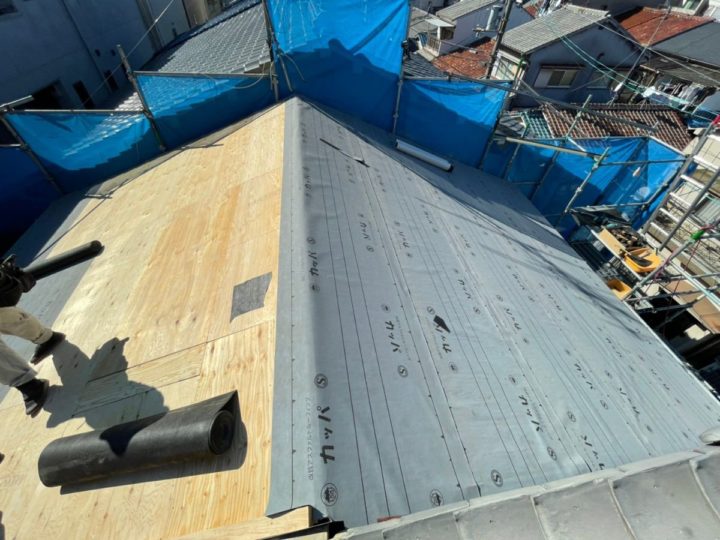 屋根葺き替え工事　防水シート貼りつけ
