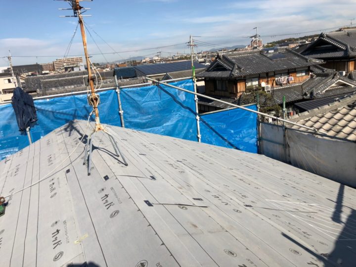 屋根　カバー工事　防水シート貼りつけ