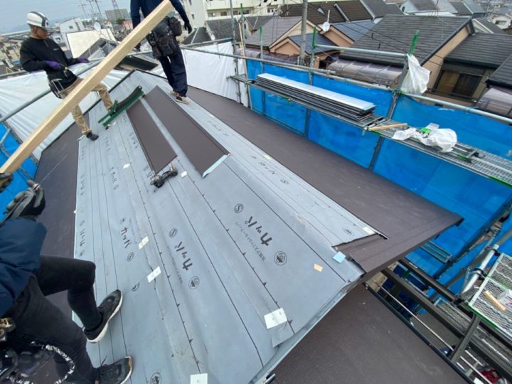 屋根カバー工事　屋根材貼り付け・棟板金設置