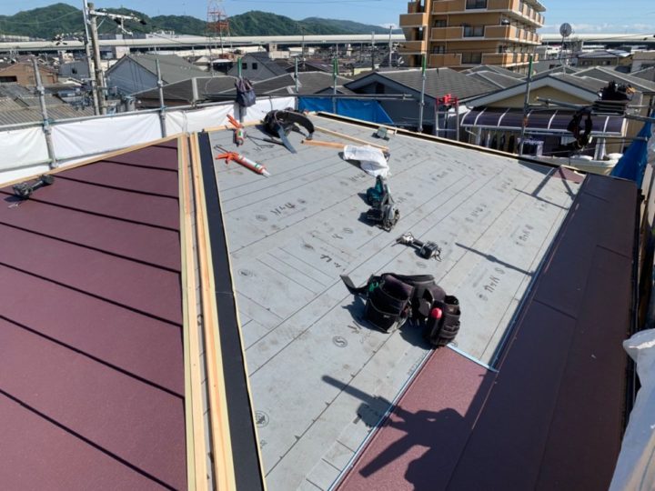 屋根葺き替え工事　屋根材貼り付け