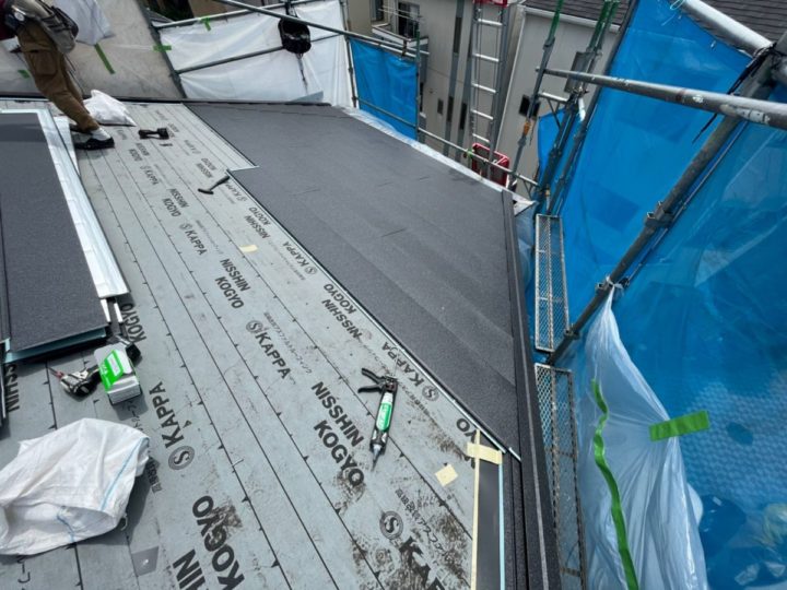 屋根カバー工事　屋根材貼り付け・棟板金設置
