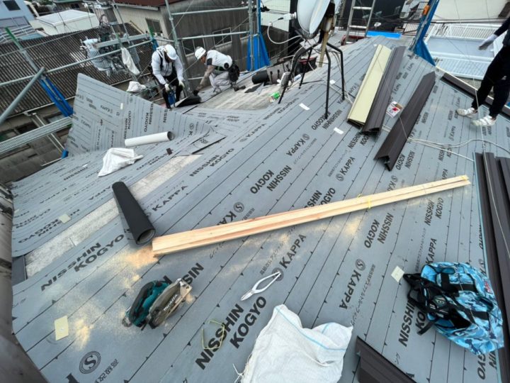 屋根カバー工事　シート貼り