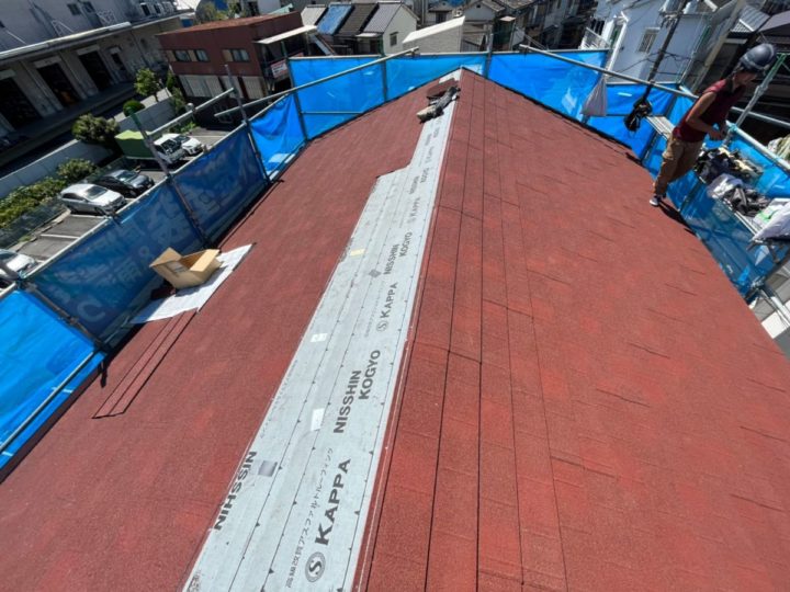 屋根カバー工事　屋根材貼り付け