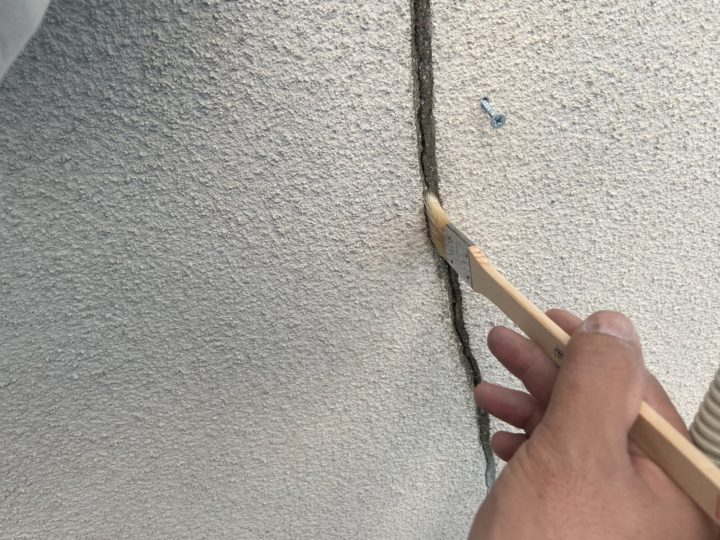 外壁補修工事　プライマー塗布