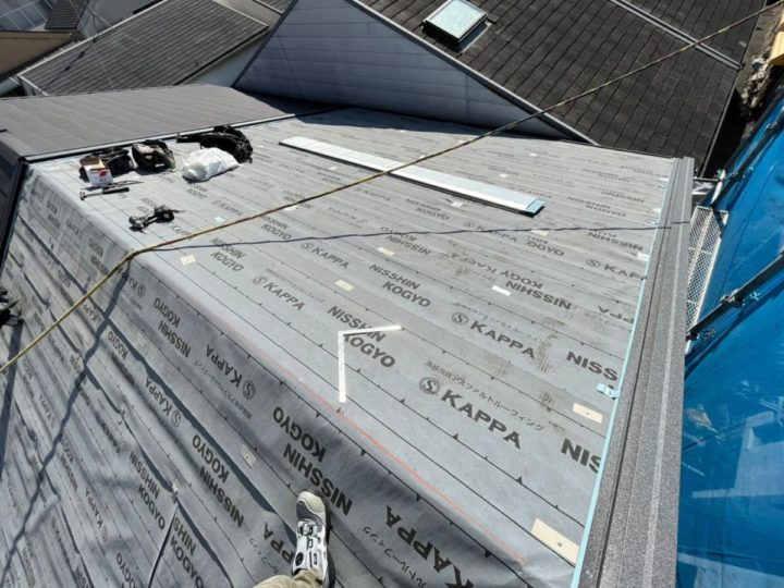屋根カバー工事　防水シート貼り