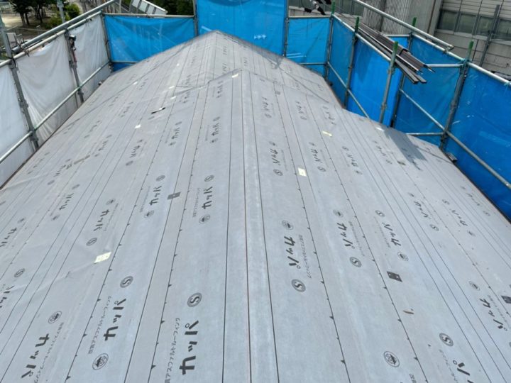 屋根カバー工法　防水シート貼り