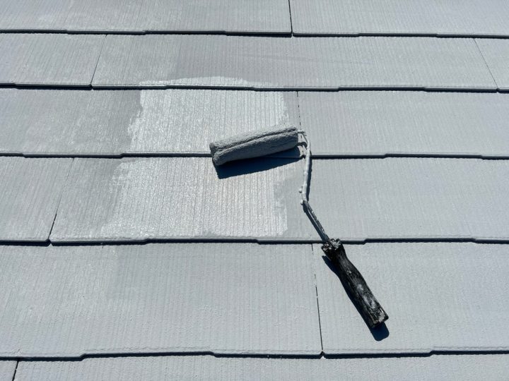 屋根塗装工事　上塗り１回目