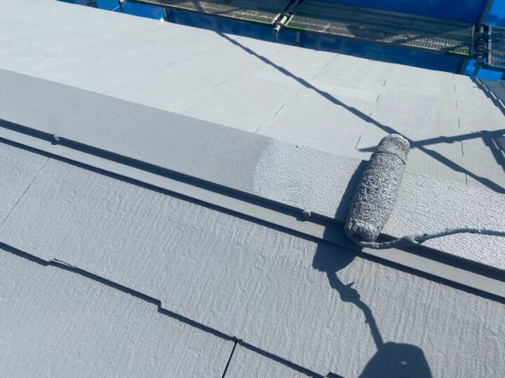 屋根塗装工事　棟板金　上塗り3回目