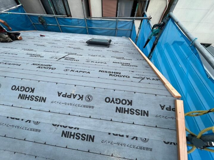 屋根葺き替え工事　防水シート貼り、軒板金下地貼付